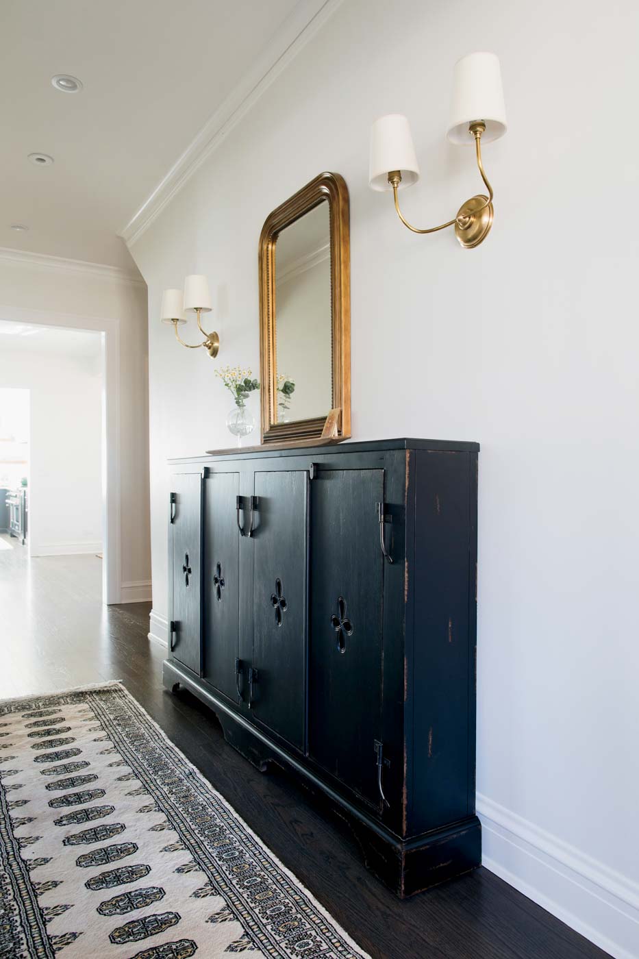 76 Sr2023 10 127 Hallway Vignette Located Across From The Laundry Room. Photography By John And Maura Stoffer