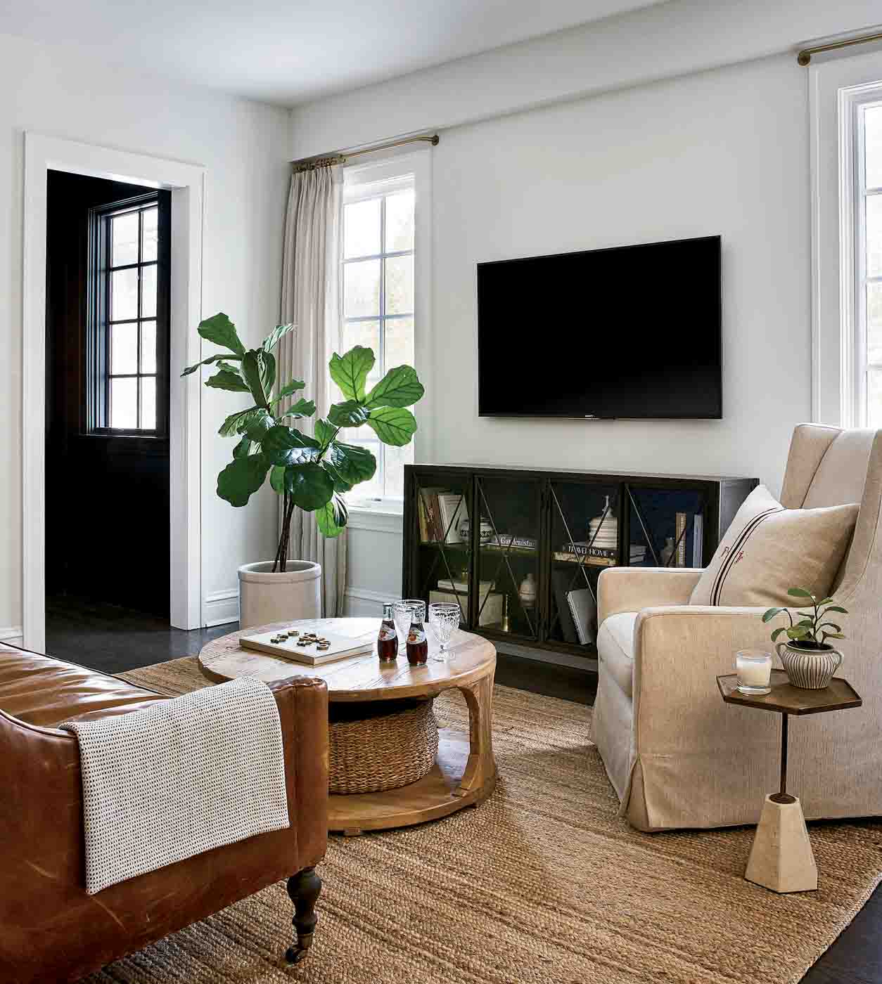 76 Sr2023 10 131 Family Room Located Between The Kitchen And Wet Bar. Photography By Ryan Mcdonald