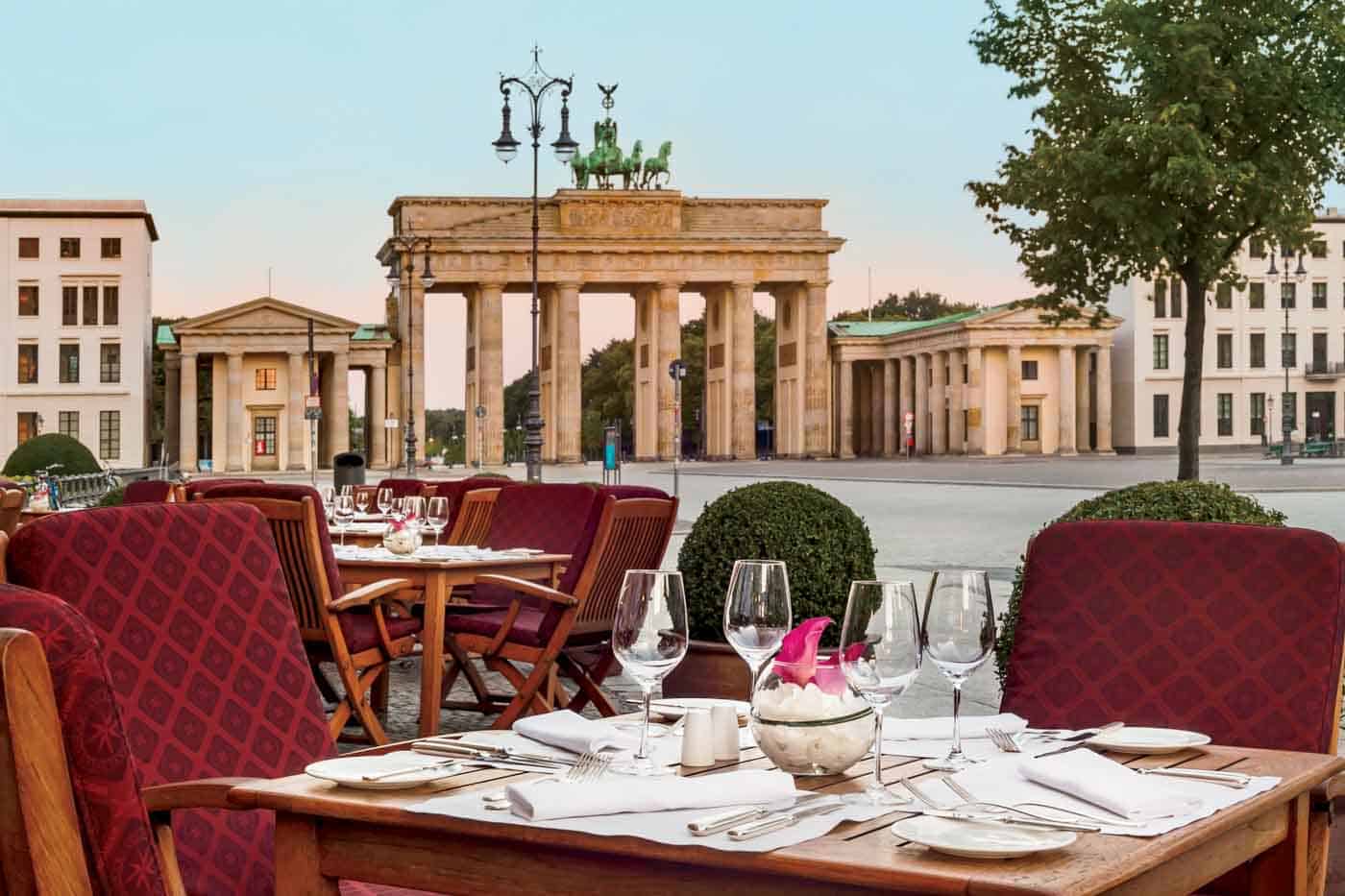 58 Sr2024 11 094 Brasserie Quarré Terrasse Blick Auf Brandenburger Tor