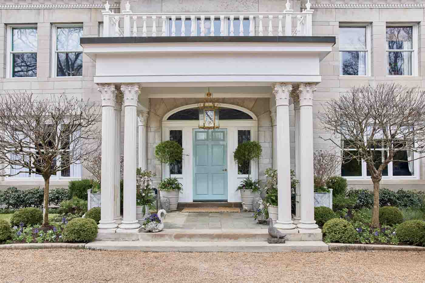 124 Sr2025 06 079 001 Front Porch Of The 2025 Lake Forest Showhouse & Gardens By Cynthia Mccullough Interiors Shot By Heathertalbert