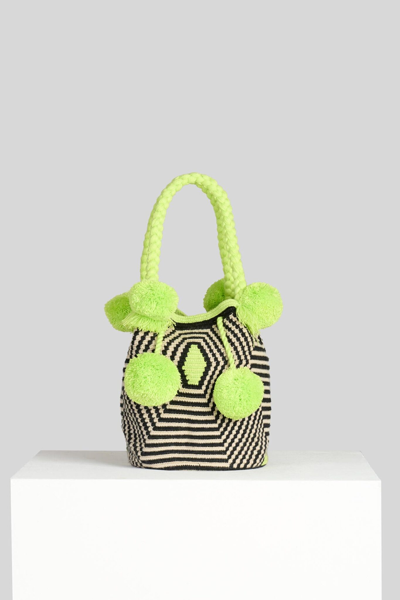 24 Wayuu Capalbio, Optical Con Pompom Verde Fluo Desamarrada