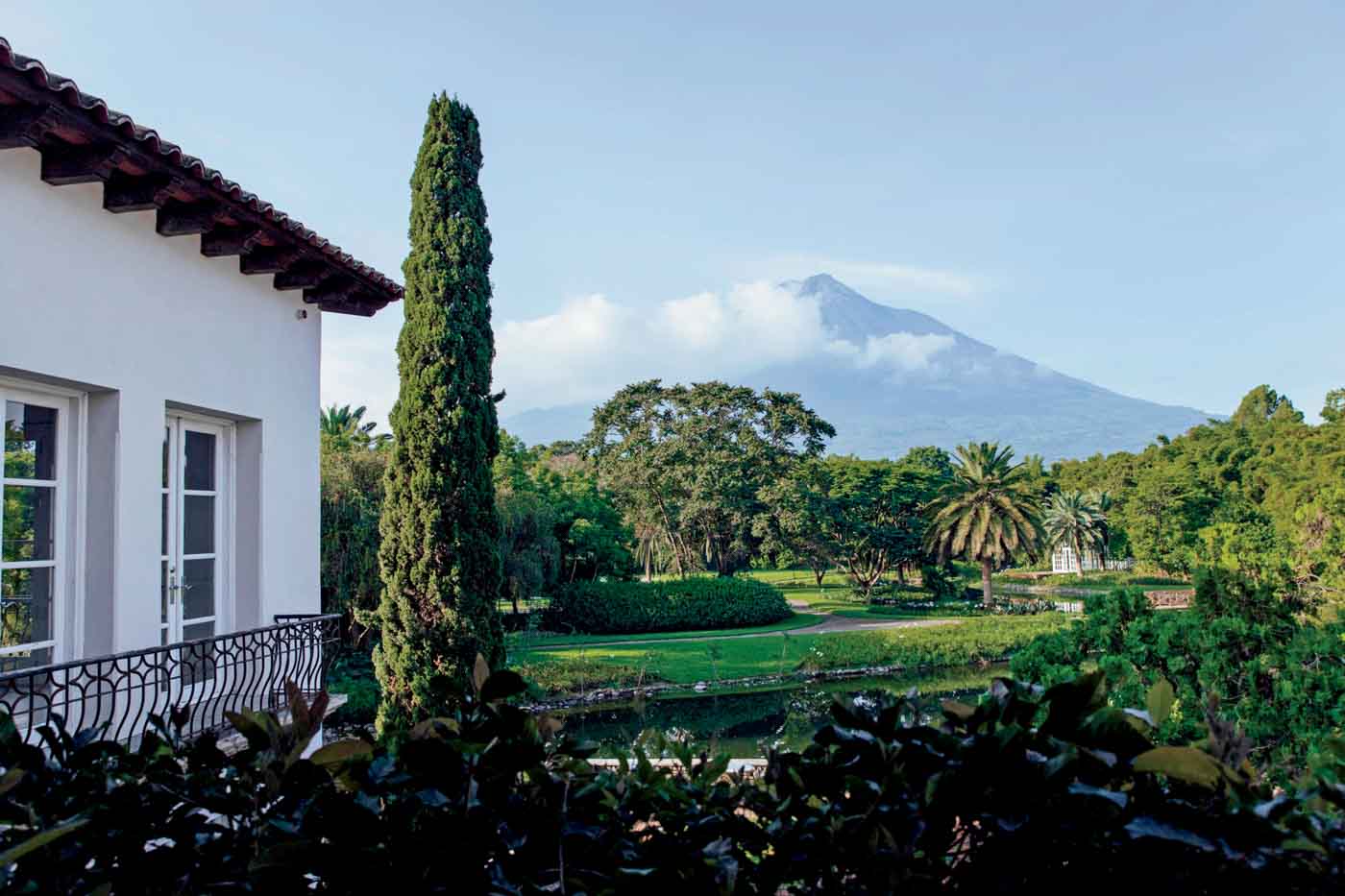 64 Villa Bokéh View Of The Pond, Gardens, And Volcano