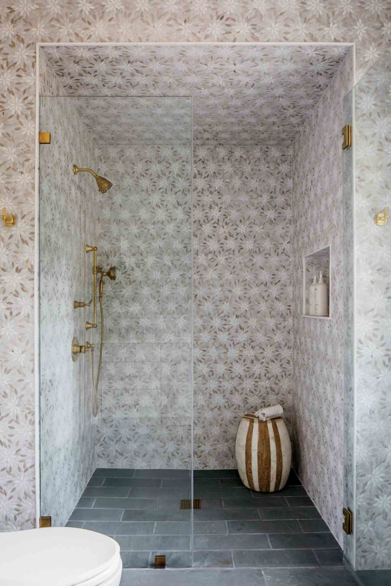 20 Pool House Shower Year Round Retreat Barrington Hills Drury Design Chicago Margaret Rajic Photography Copyright 2025